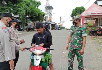 Sinergitas TNI-Polri terapkan prokes di wilayah binaan. Sabtu (07/05/2022)