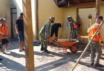 Gotong royong bantu rehab rumah warga binaan. Sabtu (07/05/2022)