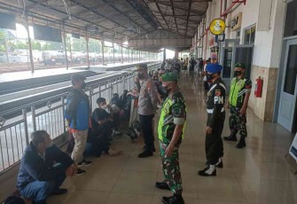 Sinergitas pengamanan arus mudik lebaran di stasiun Madiun. Sabtu (07/05/2022)