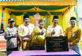 Gubernur Kepri, H.Ansar Ahmad, saat meresmikan kantor kas Bank Riau Kepri, di Tambelan, Sabtu (7/5/2022)