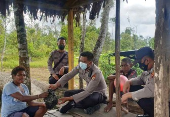 IPDA Made memberikan bantuan sembako ibu Mince Yalak. Sabtu (07/05/2022)