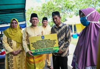 Gubernur Kepri, H.Ansar Ahmad, saat menyerahkan bantuan hibah untuk Masjid dan Musala, di Tambelan, Sabtu (7/5/2022)