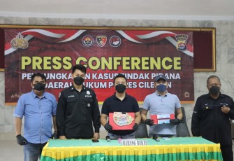 Kasatreskrim (tengah dengan barang bukti) saat konferensi pers pungli di pantai Anyer, Sabtu (07/05/2022)