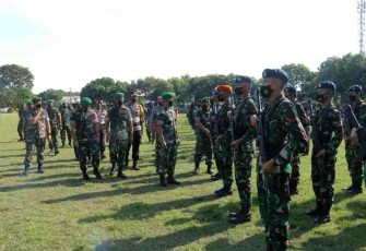 Kasrem 163/WS saat pengecekan pasukan pam VVIP di lapangan Korem 163/WS. Minggu (08/05/2022)