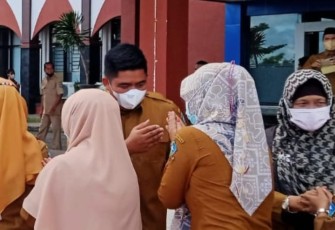Plt Bupati Bintan, Roby Kurniawan,,saat bersalaman dengan ASN dan non ASN Pemkab Bintan, Senin (9/5/2022)