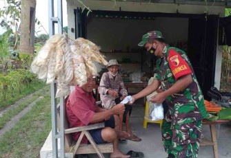 Serka Lamidin bagikan masker ke warga. Senin (09/05/2022)