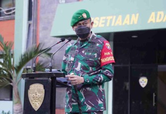 Pangdam Udayana memberikan arahan prajuritnya saat apel. Senin (09/05/2022)