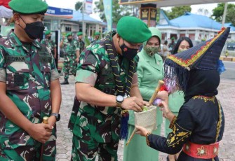 Danrem 023/KS disambut tarian Menghera-hera saat kunjungan kerja di Kodim 0206/Dairi. Senin (09/05/2022)