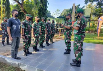 Kasdim saat memberikan arahan apel usai cuti lebaran. Senin (09/05/2022)