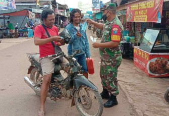 Himbau warga patuhi prokes dan bagikan masker. Senin (09/05/2022)