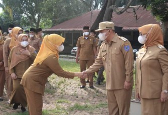 Bupati dan Wakil Bupati Labuhanbatu, saat bersalam salaman dengan para ASN usai apel gabungan, Senin (9/5/2022).