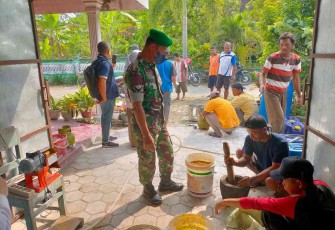 Serda Jojon edukasi warga cara membuat pupuk cair pertanian. Selasa (10/05/2022)