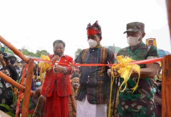 Pangdam Kasuari bersama Gubernur Papua Barat resmikan rumah adat Toraja. Senin (09/05/2022) 