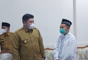 Plt Bupati Bintan, Roby Kurniawan, bersama ketua MUI Bintan, H. Ahmadi