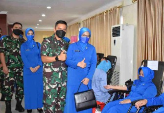 Danpuspenerbal saat meninjau langsung kegiatan donor darah. Selasa (10/05/2022)