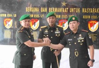 Danrem 051/Wkt berfoto bersama dengan Dandim 0505/JT (kiri) usai sertijab. Selasa (10/05/2022)
