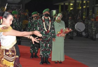 Tradisi pelepasan Kolonel Inf Waris Ari Nugroho di Makorem 081/DSJ Madiun. Selasa (10/05/2022)