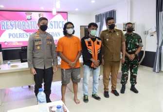 Kapolrestabes Medan (kiri) foto bersama usai kasus pengancaman jukir dihentikan dan berakhir damai. Selasa (10/05/2022) 
