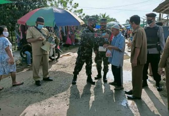 Serda Agus berikan masker gratis ke warga binaan. Selasa (10/05/2022)