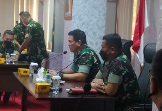 Danrem 052/Wkr saat memberikan arahan di ruang rapat Makorem. Selasa (10/05/2022)