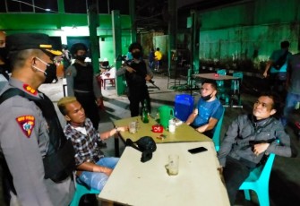 Kabagops Polrestabes Medan pimpin langsung penggrebekan kafe. Selasa (10/05/2022)
