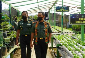 Danrem 091/ASN (kanan) saat meninjau tanaman hidroponik Kodim 0906/KKR. Rabu (11/05/2022)