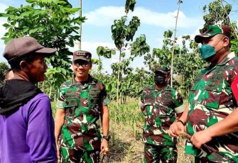 Danrem 073/Mkt memberikan semangat kepada warga dalam mendukung TMMD