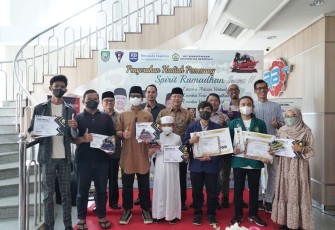 Foto bersama Gubernur Rohidin, usai menyerahkan hadiah Spirit Ramadhan II, di Graha Pena RB, Kamis (12/5/2022)