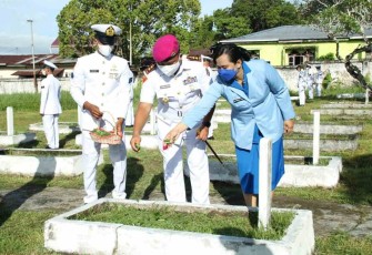 Danmenbanpur 3 Marinir (tengah) tabur bunga di TMP Trijaya Sakti Sorong. Rabu (11/05/2022)