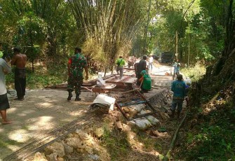 Serka Sudiono perbaiki jembatan bersama warga. Kamis (12/05/2022)