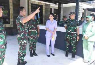 Panglima TNI (mengangkat tangan) saat meninjau langsung perumahan prajurit Korem 142/Tatag. Kamis (12/05/2022)