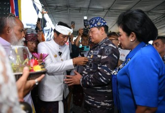 Prosesi adat penganugrahan Kesatria Padma Nusantara di atas geladak KRI Surabaya-591. Kamis (12/05/2022)