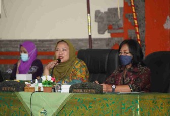 Ny. Helmy Choirul Anam saat memberikan arahan ke anggota persit. Kamis (12/05/2022)