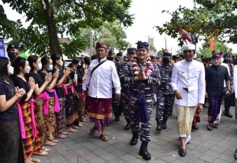 Ribuan warga mengarak Kasal menuju Puri Ageng Blahbatuh. Rabu (11/05/2022)