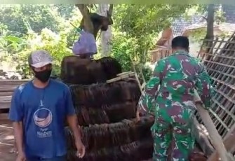 Koptu M.Fauzi bantu warga binaannya perbaiki rumah. Jum'at (13/05/2022)