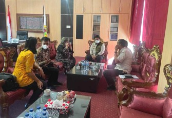 Bupati Samosir saat diskusi bersama Staf Ahli Bupati Sergai beserta rombongan, Jumat (13/5/2022)