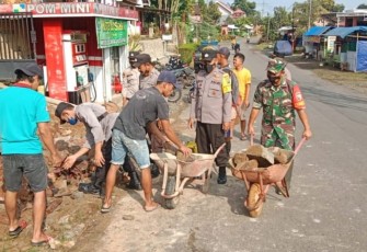 Serda Eko berjibaku bersama warga bangun talud. Jum'at (13/05/2022)