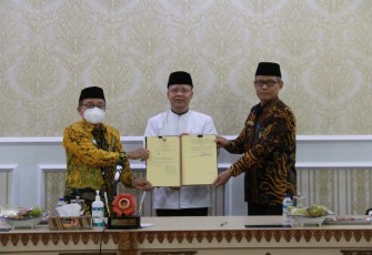 Gubernur Bengkulu Rohidin Mersyah bersama Ketua Pengadilan Agama Bengkulu dan Kakanwil Kemenag Provinsi Bengkulu melakukan penandatanganan Nota Kesepahaman Pertukaran data dan informasi terkait perceraian di kalangan ASN