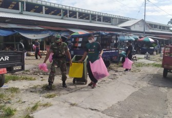 Babinsa Koramil 1016-02/Bukit Batu bersama Pemerintah Bukit Batu, gotong royong membersihkan sampah, Jumat (13/5/2022) 