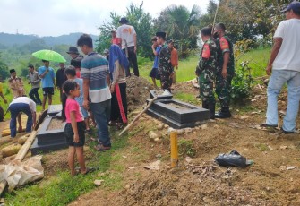 Satgas TMMD ke-113 Kodim Purwakarta saat Hadiri Pemakaman Warga Penerima Rutilahu yang Meninggal Karena Sakit