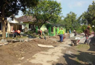 Gotong royong bersama warga membuat saluran air. Sabtu (14/05/2022)