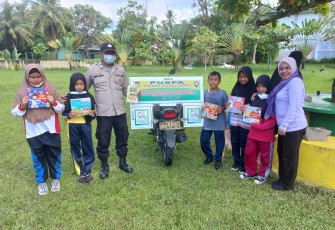 Satuan Binmas Polres Lingga saat kegiatan Pustaka keliling, Sabtu (14/5/2022)