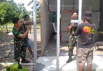 Serma Basori bantu warga bangun rumah diwilayah binaan. Sabtu (14/05/2022)