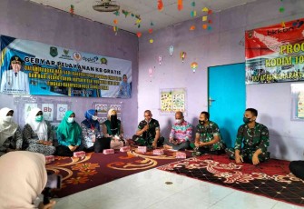 Letda Inf Mulyanto saat memberikan pembinaan teritorial di ds Karias Dalam. Sabtu (14/05/2022)