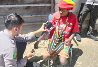 Gesit dan lincah Tim Medis langsung sambangi rumah warga Sugapa berikan pengobatan gratis. Jum'at (13/05/2022)