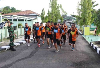 Dandim mengibarkan bendera pertanda tes garjas dimulai. Jum'at (13/05/2022)