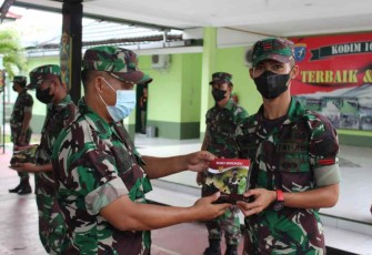 Lettu Inf Darsi Eko saat memberikan susu serdadu ke anggota. Jum'at (13/05/2022)