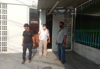 Kanit Reskrim Polsek Deli Tua (kiri) pimpin penggrebekan lokasi judi. Sabtu (14/05/2022)