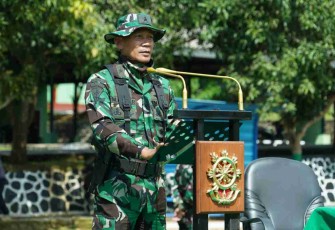Kasdivif 2 Kostrad saat memberikan arahan latihan pratugas di Bondowoso. Sabtu (14/05/2022)