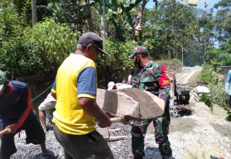 Kopda Nanang berjibaku bersama warga perbaiki jalan rusak. Minggu (15/05/2022)